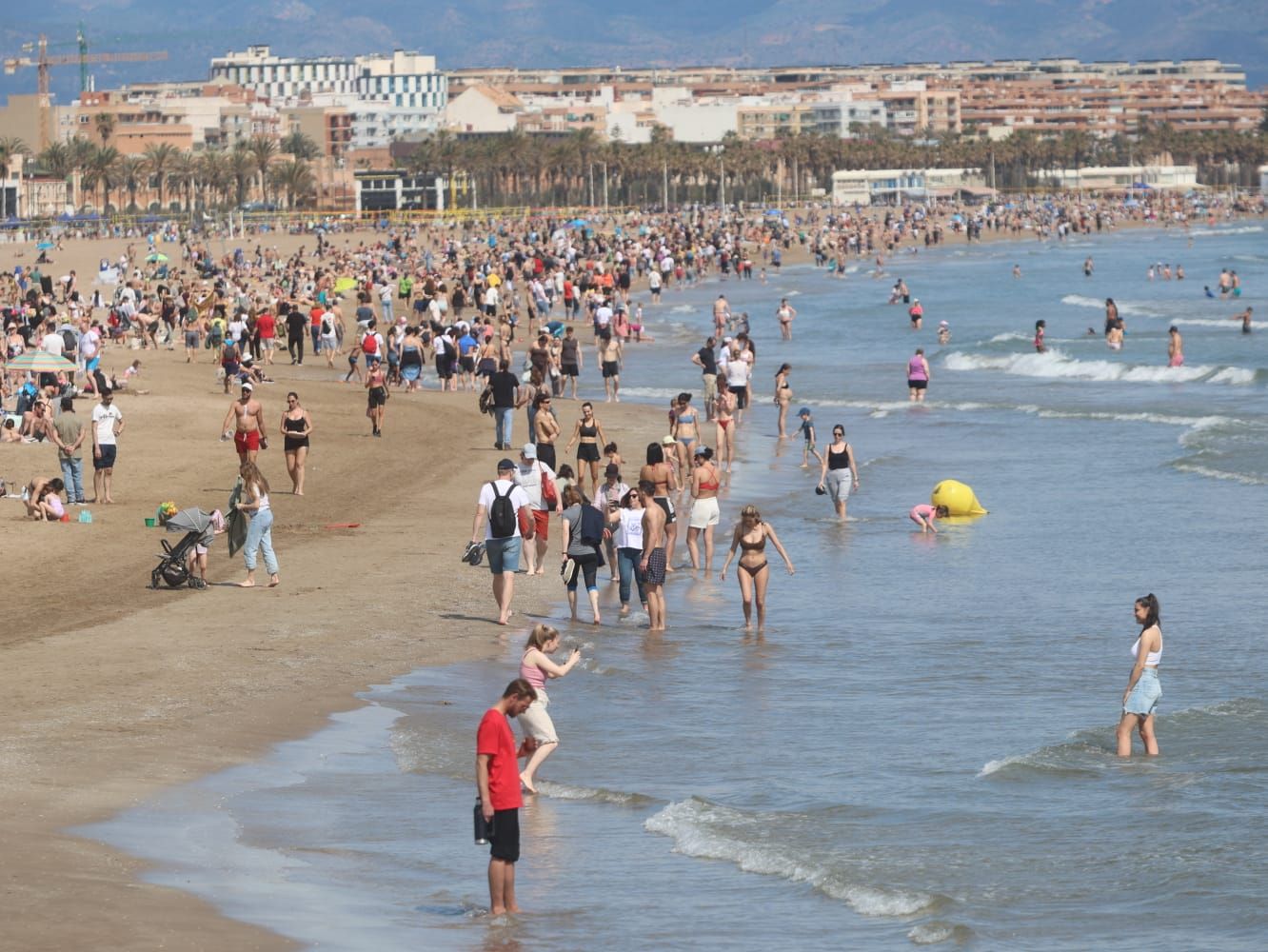 Primeros chapuzones del año en un domingo de sol y playa
