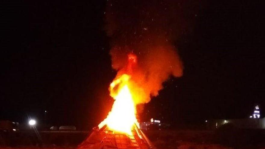 Unos vándalos prenden fuego a la hoguera preparada para celebrar San Juan