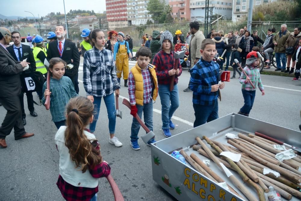 El desfile de comparsas llena las calles de la ciudad de disfraces, colores y buen humor.