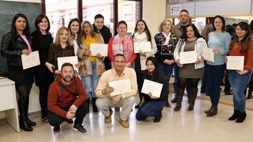 Alumnado con sus diplomas junto a la alcaldesa y la edila de Puçol.