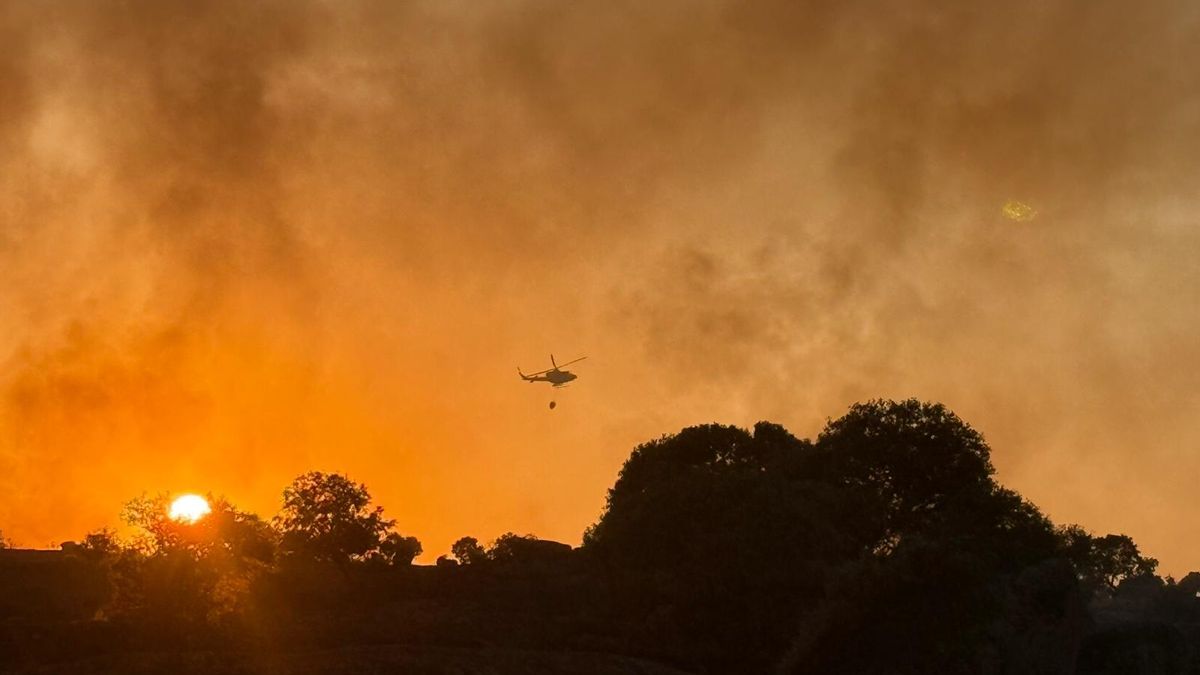 Fotogalería | Cortan la A-5 y desalojan a 18 personas de una gasolinera y tres fincas por el incendio de Trujillo.