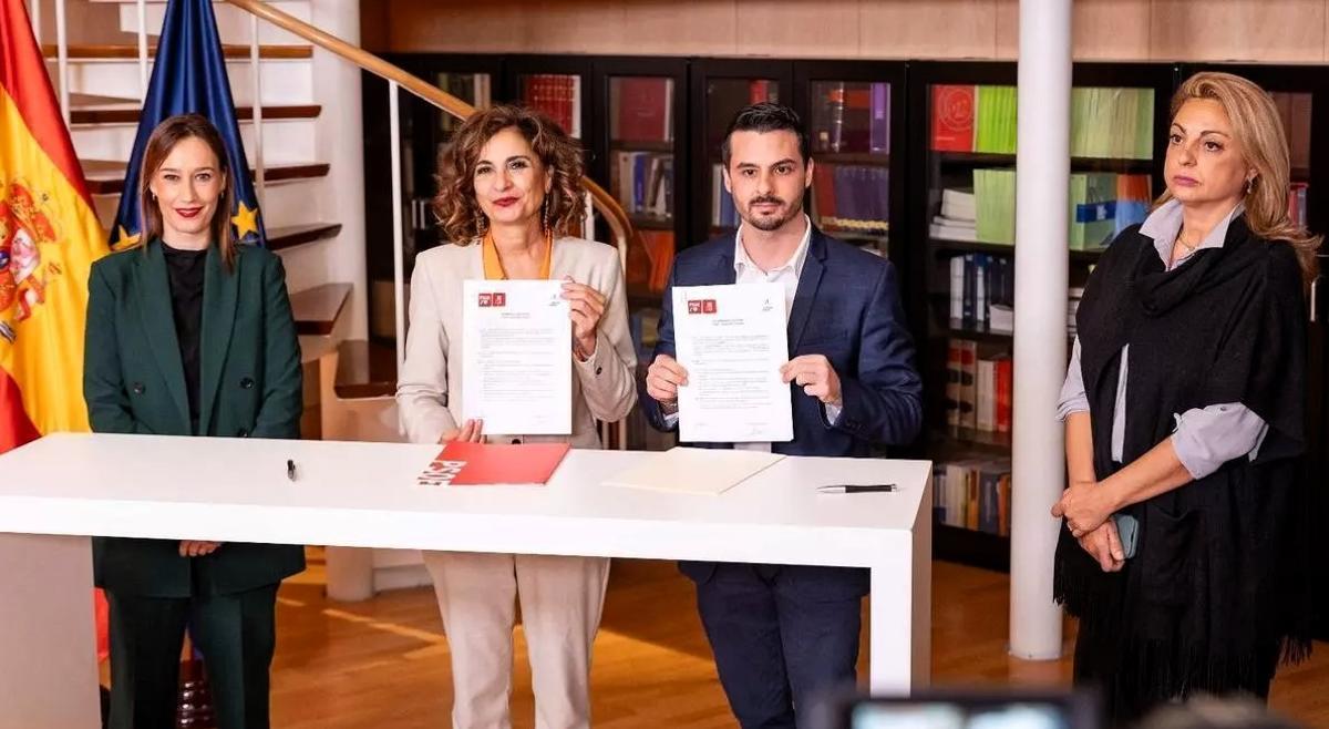 Nira Fierro (i), María Jesús Montero, David Toledo y Cristina Valido (d) durante la firma de la agenda canaria en 2023