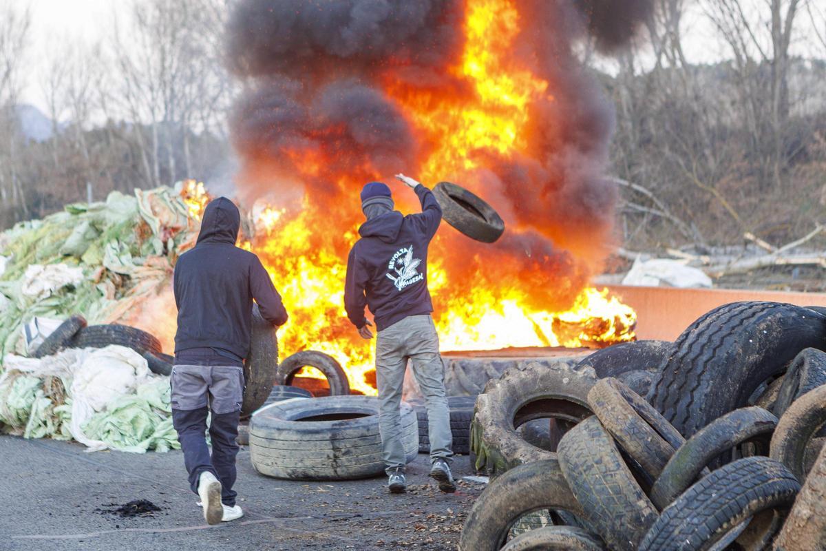 Protesta pagesa a la C-16, a Olvan