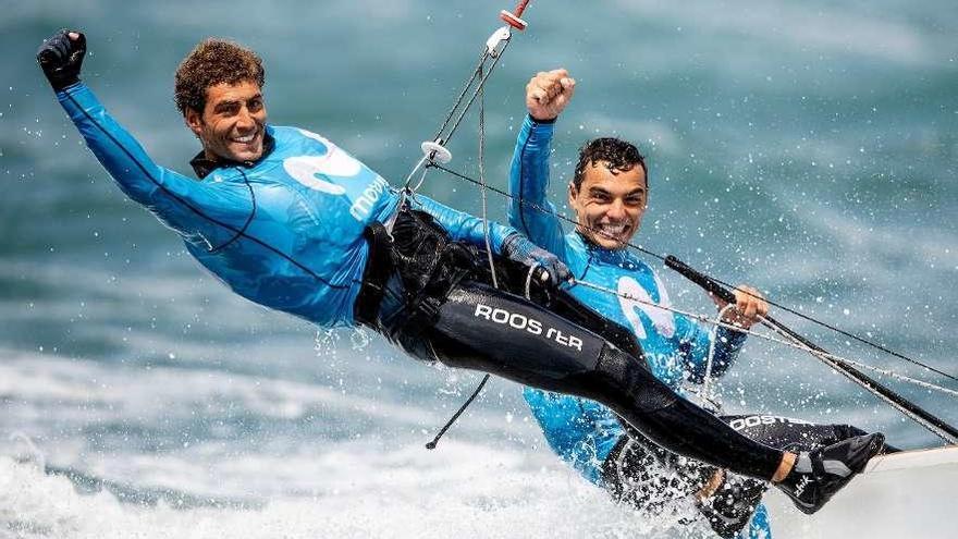 Nico Rodríguez y Jordi Xammar celebran su medalla de plata. // Efe