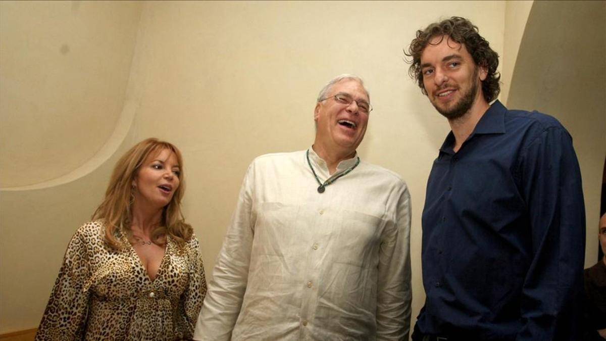 Jackson y Buss con Pau Gasol en una imagen de 2009