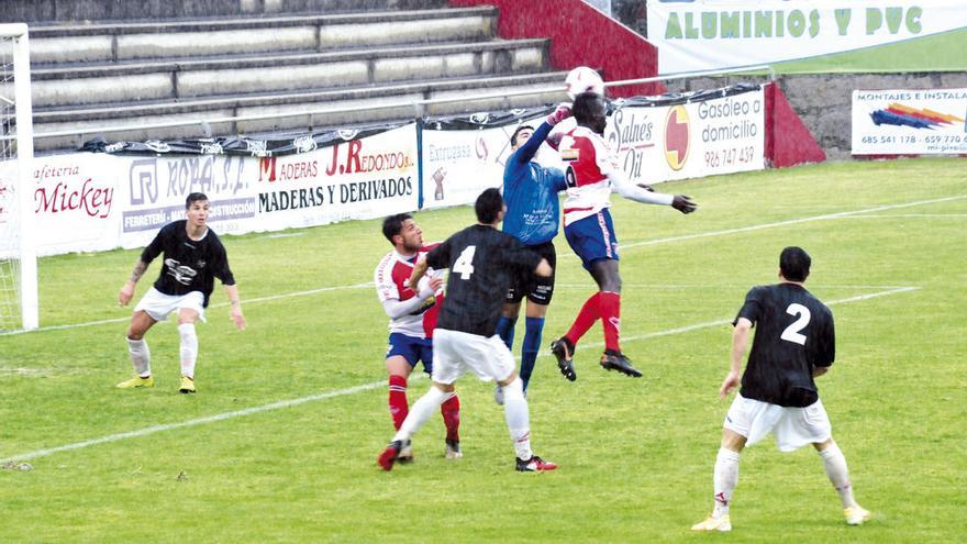 Dos goles de Sylla permitieron al Arosa darle la vuelta al marcador en un campo de A Lomba convertido en una piscina. // Iñaki Abella