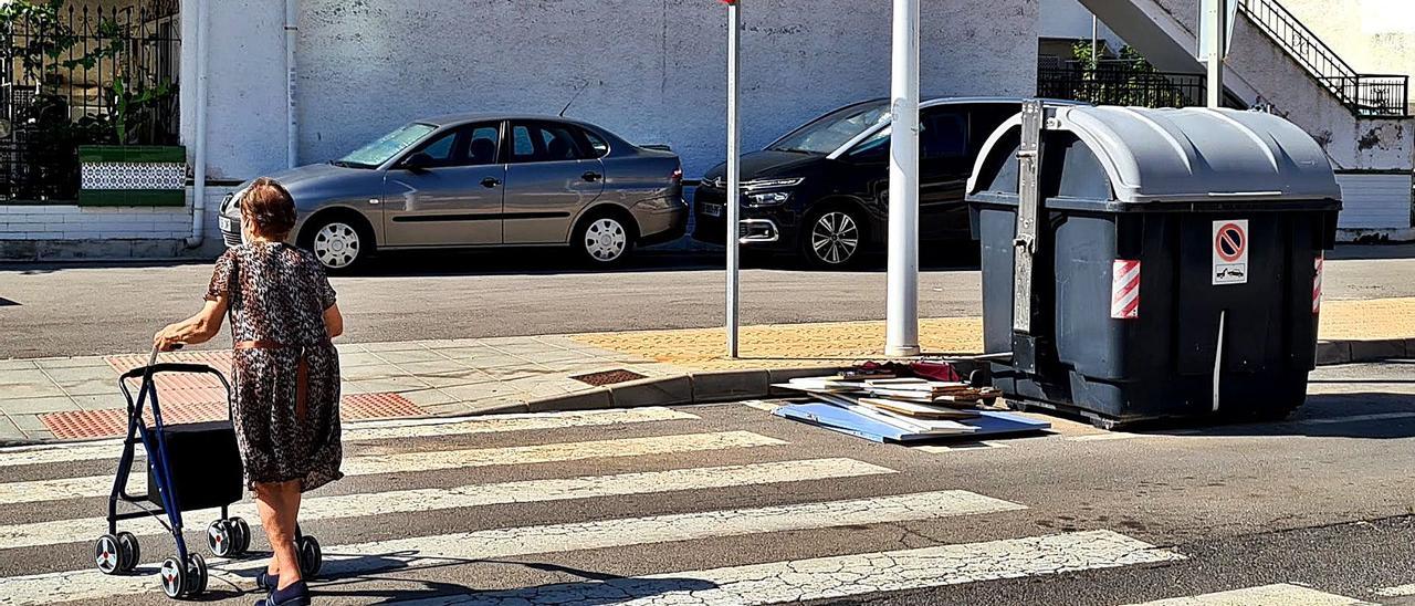 Una de las calles del entorno de Playa Lisa, donde los vecinos piden más servicio de limpieza.  |