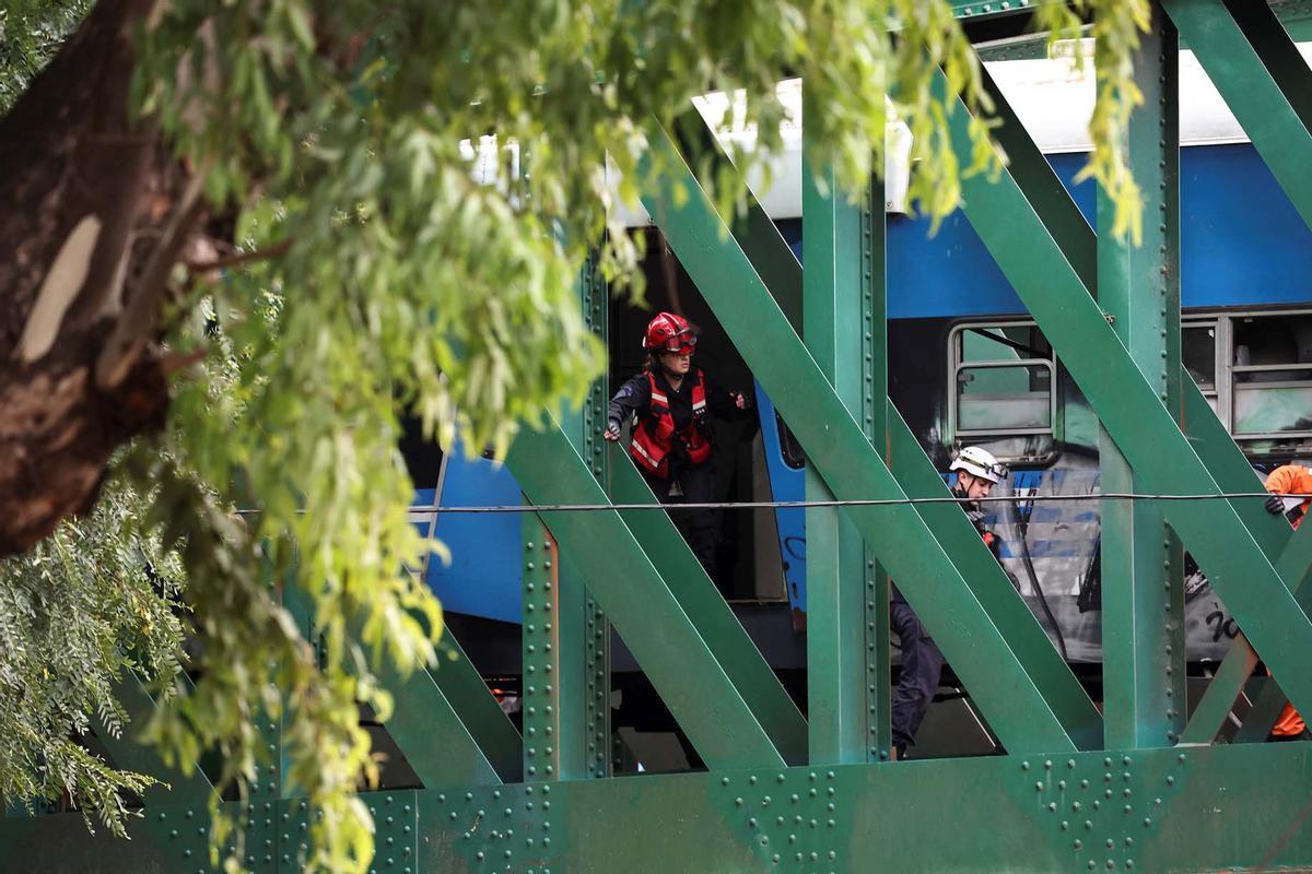 Tren de pasajeros se estrelló contra un tren de mantenimiento en Buenos Aires, dejando al menos 30 personas hospitalizadas, dos de las cuales estaban en estado grave