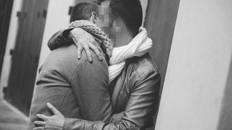 La pareja agredida, en una foto facilitada en 2017, tras el hecho que ahora será juzgado.