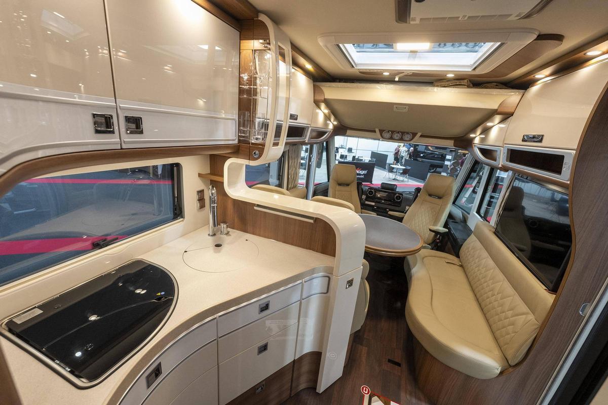 Interior de una autocaravana Carthago Chic E-Line en el Salón del Caravaning en la Fira de l’Hospitalet 2025.