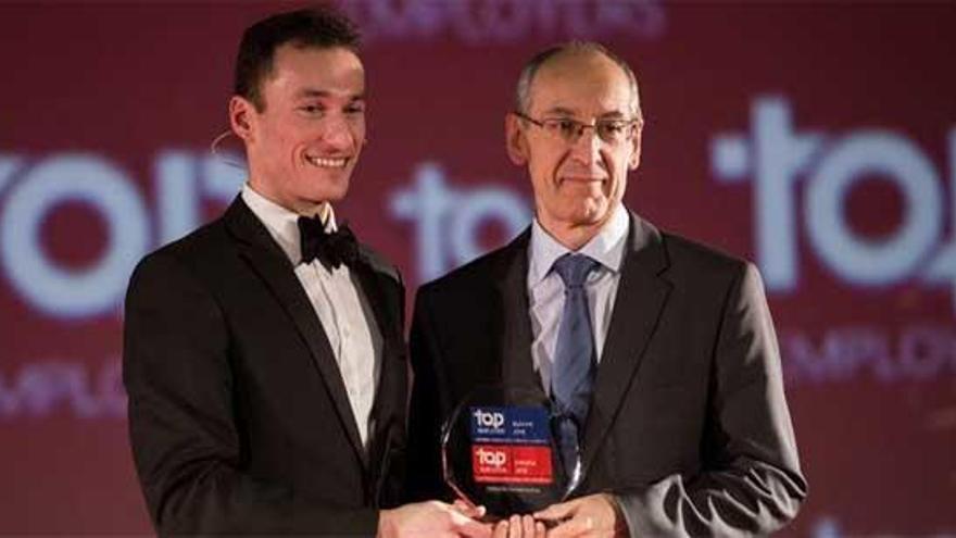 Alfonso Casero (dcha.), director de Recursos Humanos del Grupo Novartis en España, recibe el galardón.