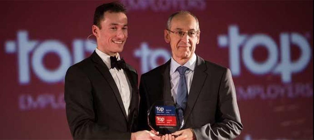 Alfonso Casero (dcha.), director de Recursos Humanos del Grupo Novartis en España, recibe el galardón.