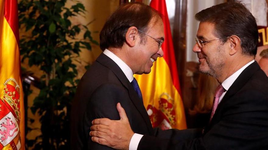 El president del Senat, Pío García Escudero, saluda al ministre Rafael Catalá