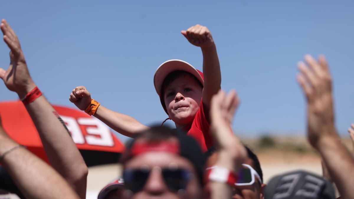 Un joven aficionado celebra la victoria de Marc Márquez en la carrera al esprtint, este sábado en Motorland.