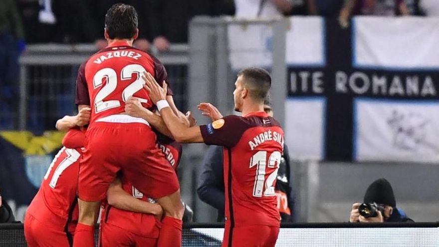 Los jugadores del Sevilla celebran el gol de Ben Yedder.