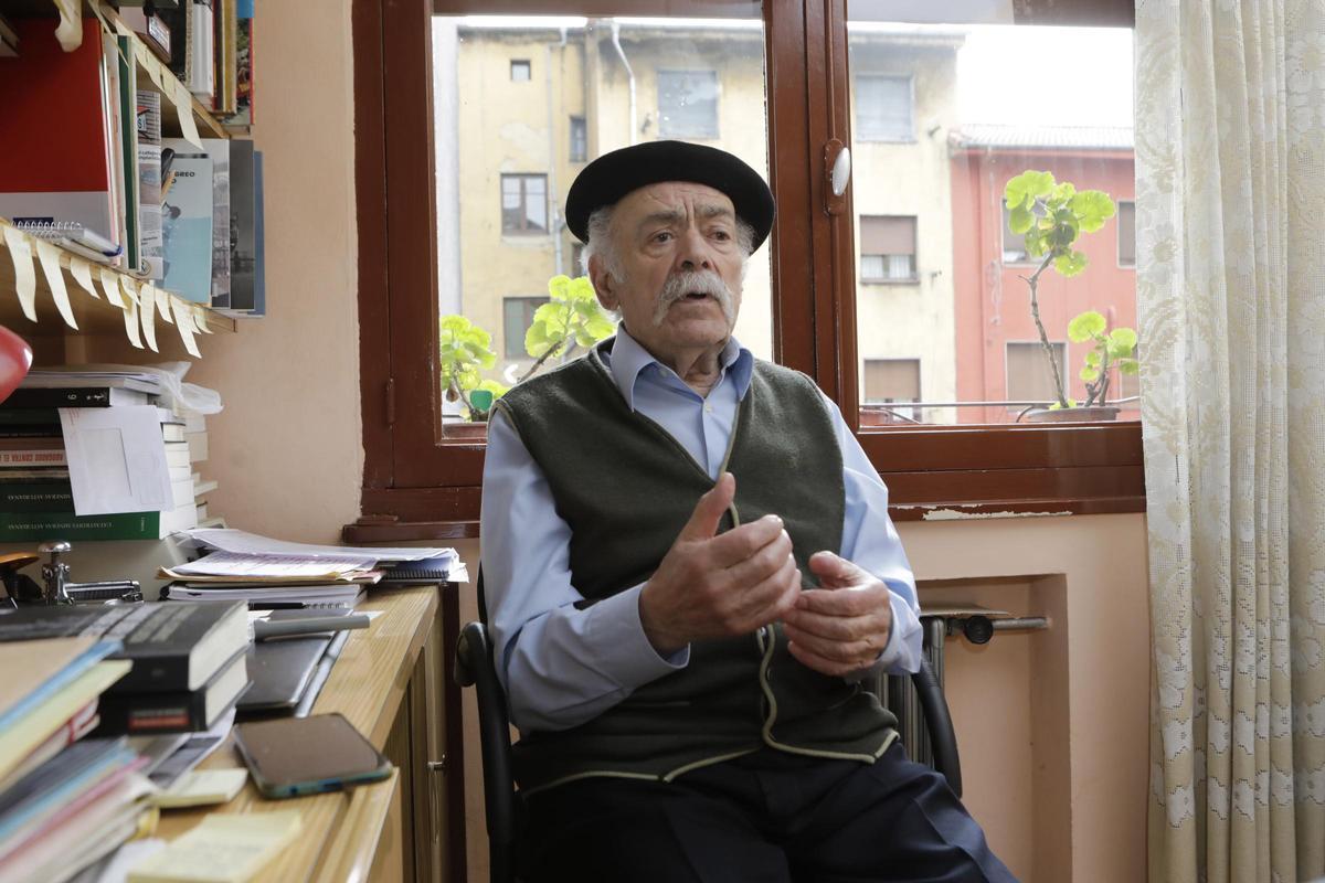 Vicente Gutiérrez Solís, en su casa de Sama, en 2022.