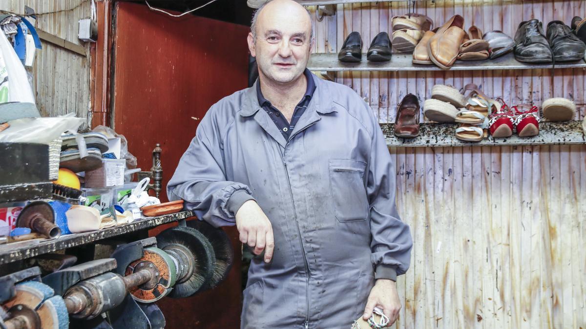 Tomás Sánchez Díaz en su taller de la calle Margallo.