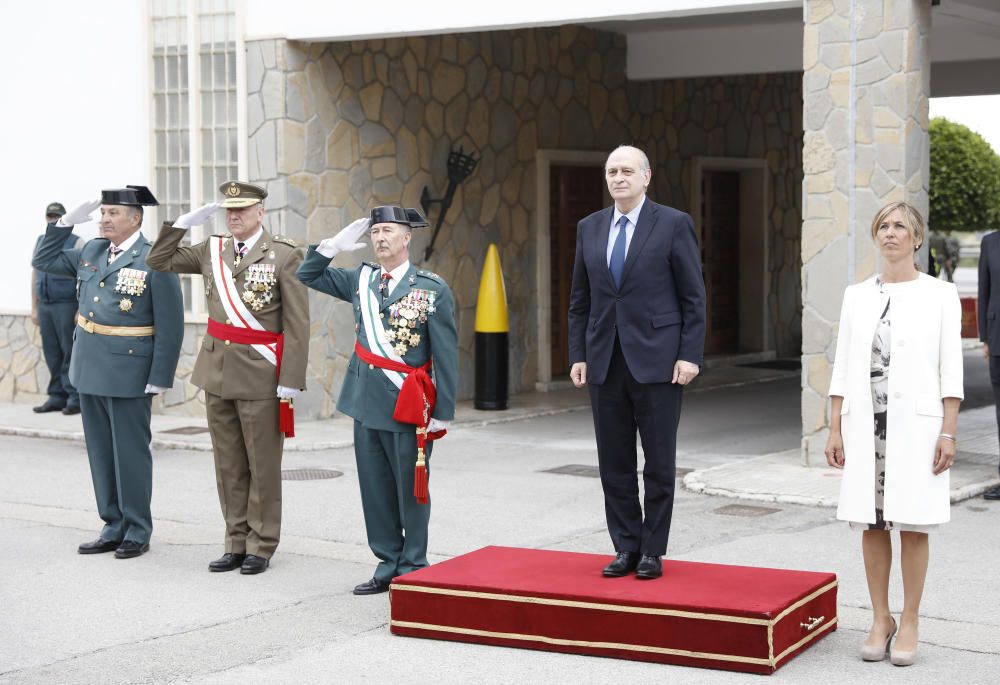 Fernández Díaz asiste a la entrega de la bandera nacional en Acuartelamiento Jaime II