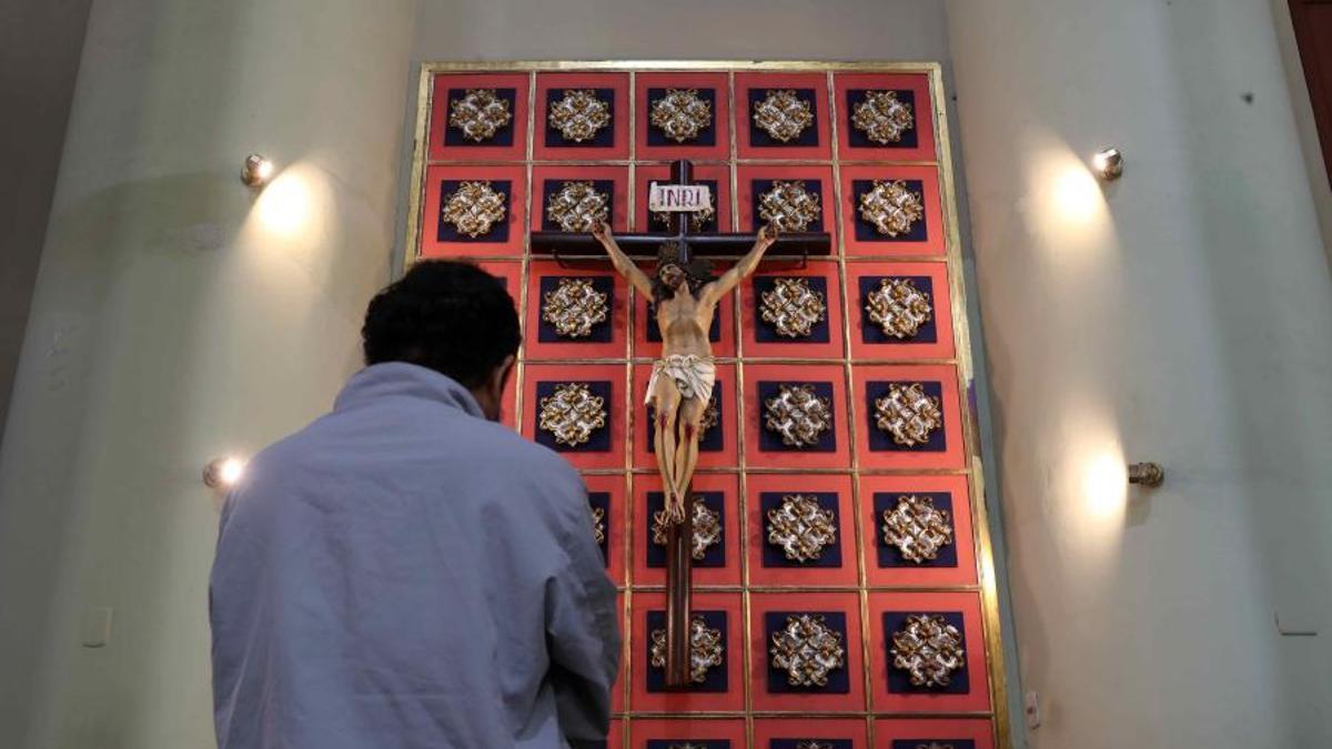 Una persona reza frente a la imagen de Jesucristo este viernes en la Catedral de Chiclayo (Perú). Cuando el nuevo papa León XIV saludó en español a la diócesis de Chiclayo desde el balcón de El Vaticano, millones de fieles y espectadores se preguntaron donde está esa ciudad, una localidad pesquera del norte de Perú que amaneció este viernes en medio de una resaca de emoción y felicidad. EFE/Paolo Aguilar