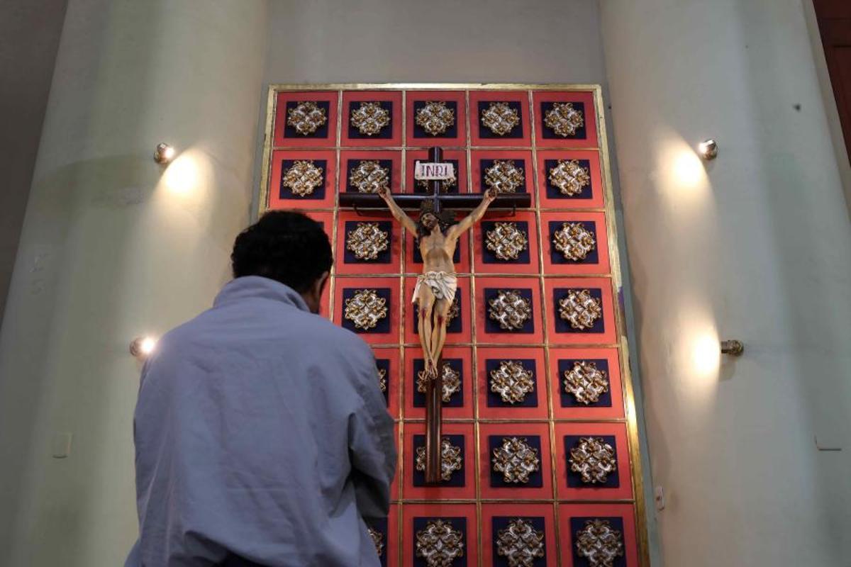 Una persona reza frente a la imagen de Jesucristo este viernes en la Catedral de Chiclayo (Perú). Cuando el nuevo papa León XIV saludó en español a la diócesis de Chiclayo desde el balcón de El Vaticano, millones de fieles y espectadores se preguntaron donde está esa ciudad, una localidad pesquera del norte de Perú que amaneció este viernes en medio de una resaca de emoción y felicidad. EFE/Paolo Aguilar Una persona reza frente a la imagen de Jesucristo este viernes en la Catedral de Chiclayo (Perú). Cuando el nuevo papa León XIV saludó en español a la diócesis de Chiclayo desde el balcón de El Vaticano, millones de fieles y espectadores se preguntaron donde está esa ciudad, una localidad pesquera del norte de Perú que amaneció este viernes en medio de una resaca de emoción y felicidad. EFE/Paolo Aguilar