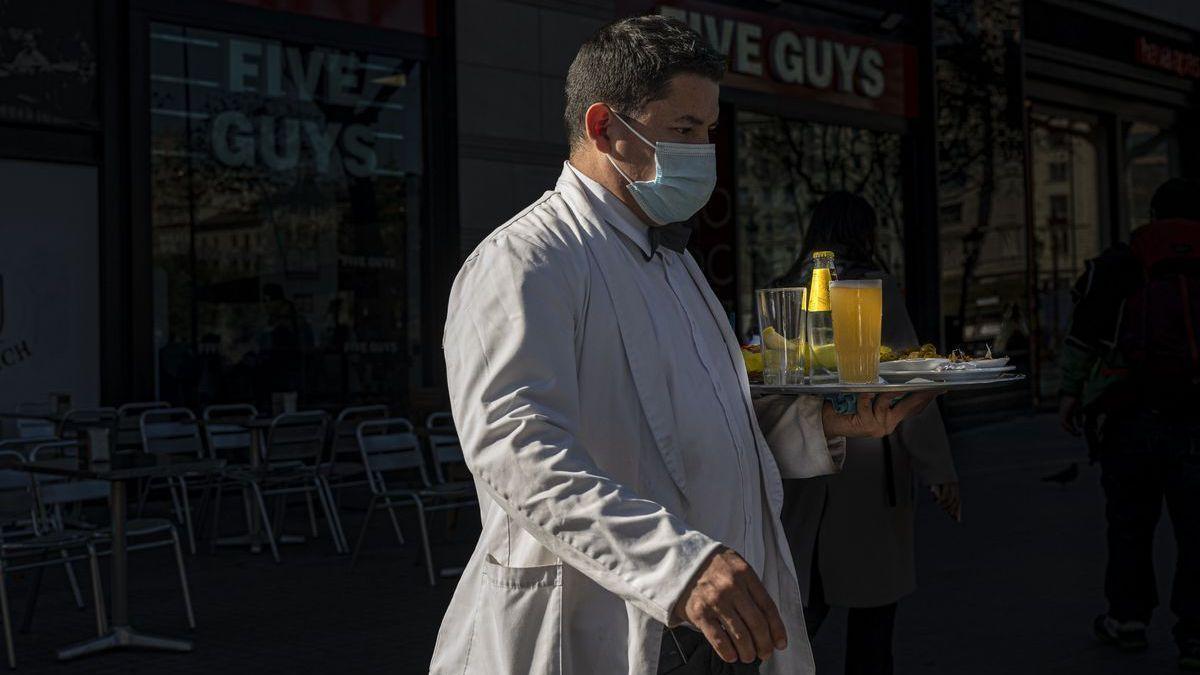 Un camarero, en una terraza de Barcelona.