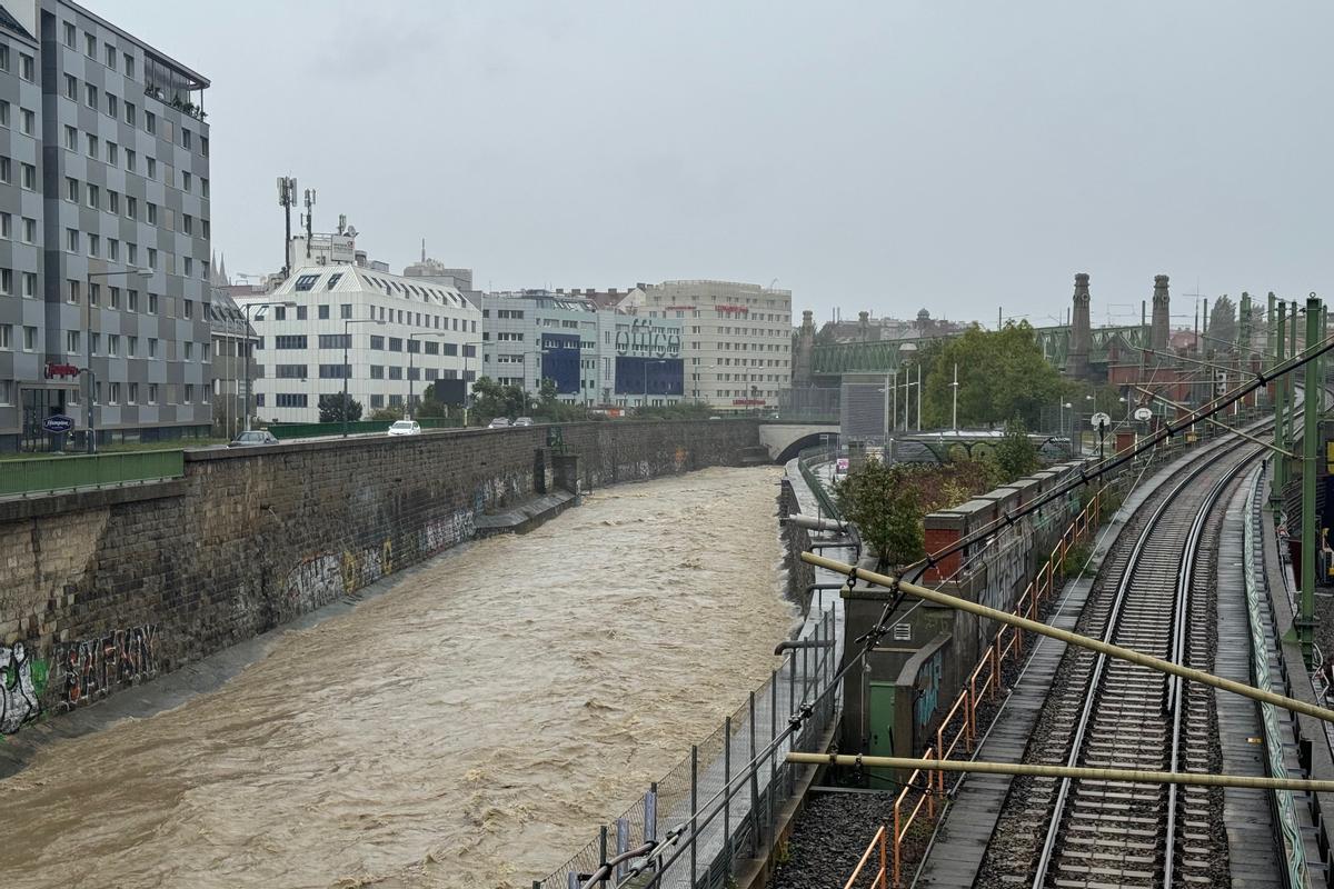 Hungría monta diques en 544 kilómetros del Danubio ante el riesgo de riada  por las inundaciones