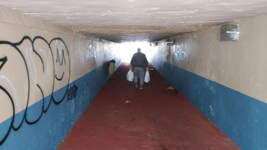 Los vecinos de Cueva Bermeja critican el estado en el que se encuentra el acceso peatonal, sobre todo los fines de semana.