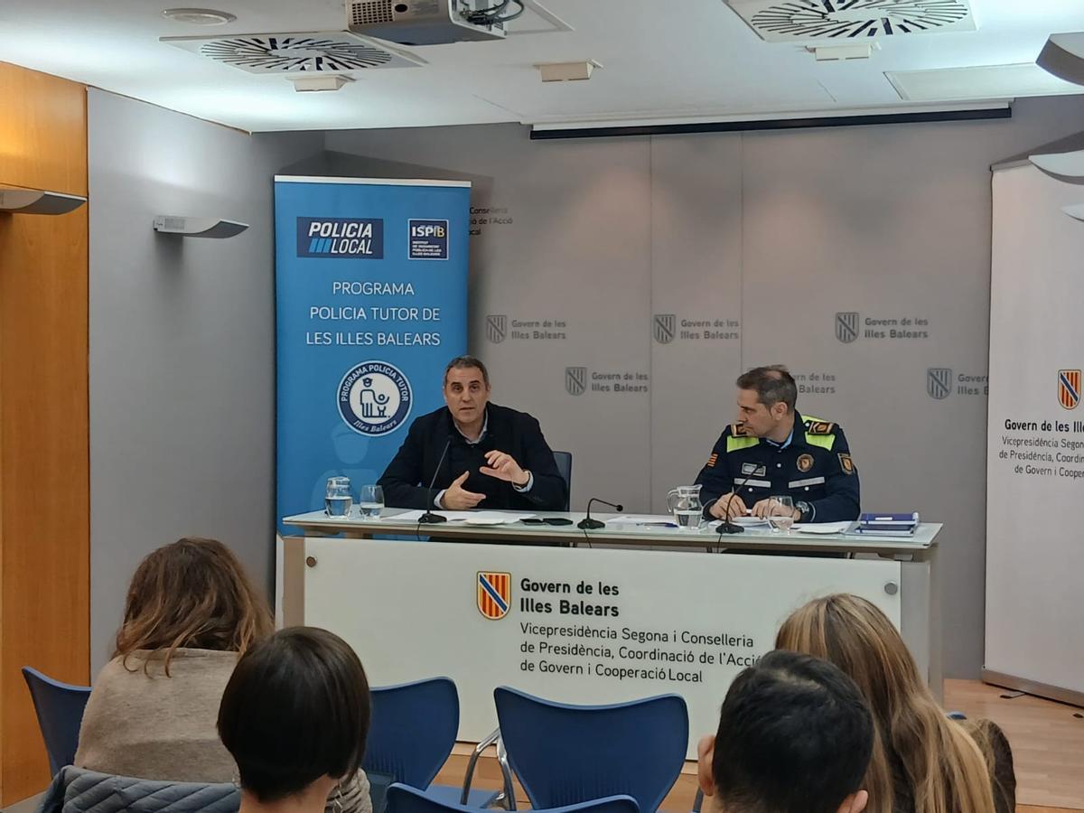 Pablo Gárriz, director general de Emergencias e Interior, y Rafel Covas, coordinador del Programa Policía Tutor, este lunes, en la conselleria de Presidencia.