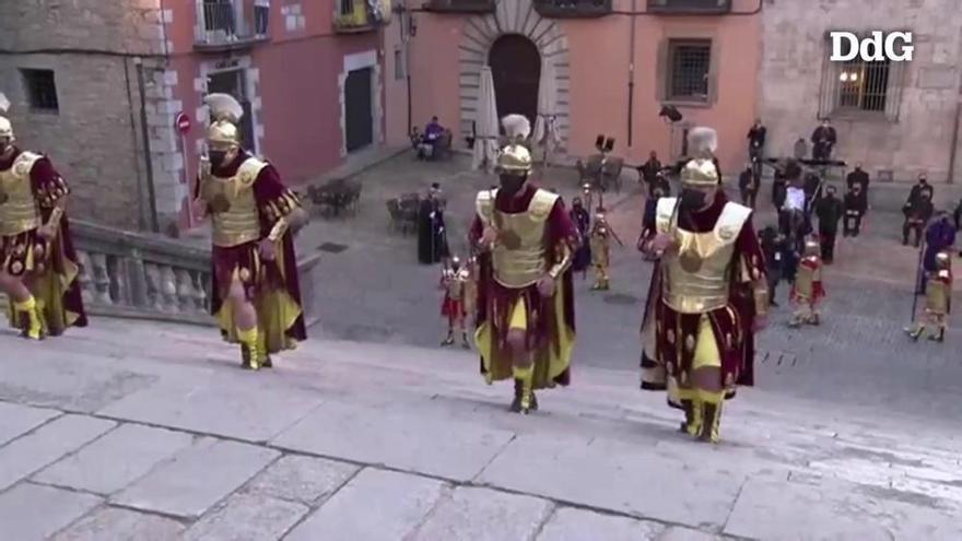 Veneració de la creu a les escales de la Catedral de Girona sense públic