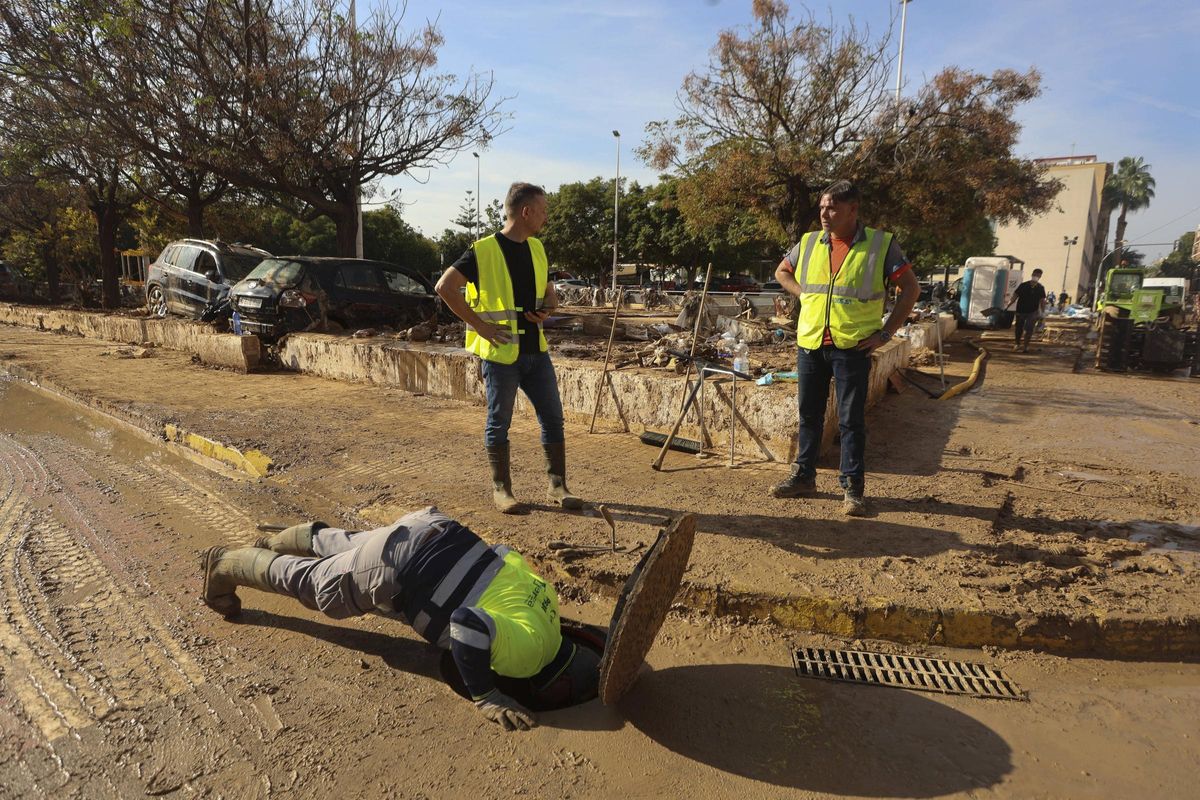 Un operario revisa el alcantarillado de Paiporta