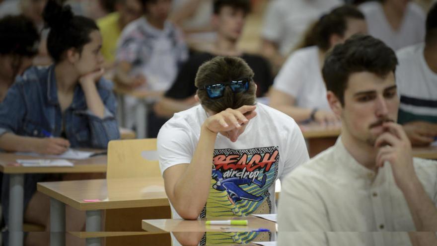 Alumnos gallegos en pleno examen de selectividad el año pasado. // Brais Lorenzo