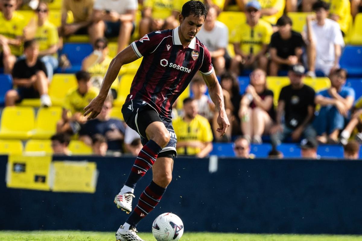 Aïssa Mandi jugando con el Levante UD