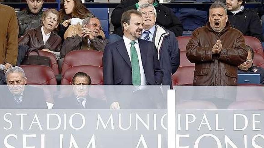 Un aficionado protesta contra José Fernández, arriba, y abajo, a la izquierda, el vicepresidente, Antonio Veiga, y Manuel Vega-Arango.