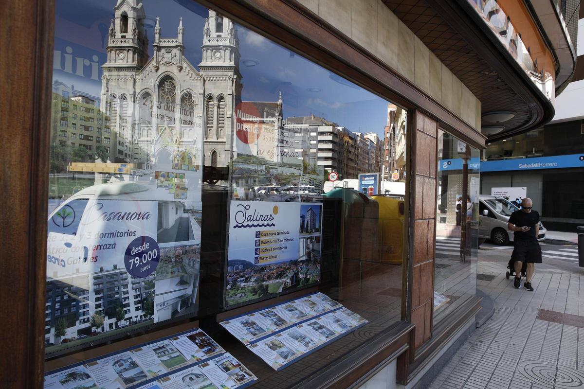 Escaparate d'una inmobiliaria n'Avilés.