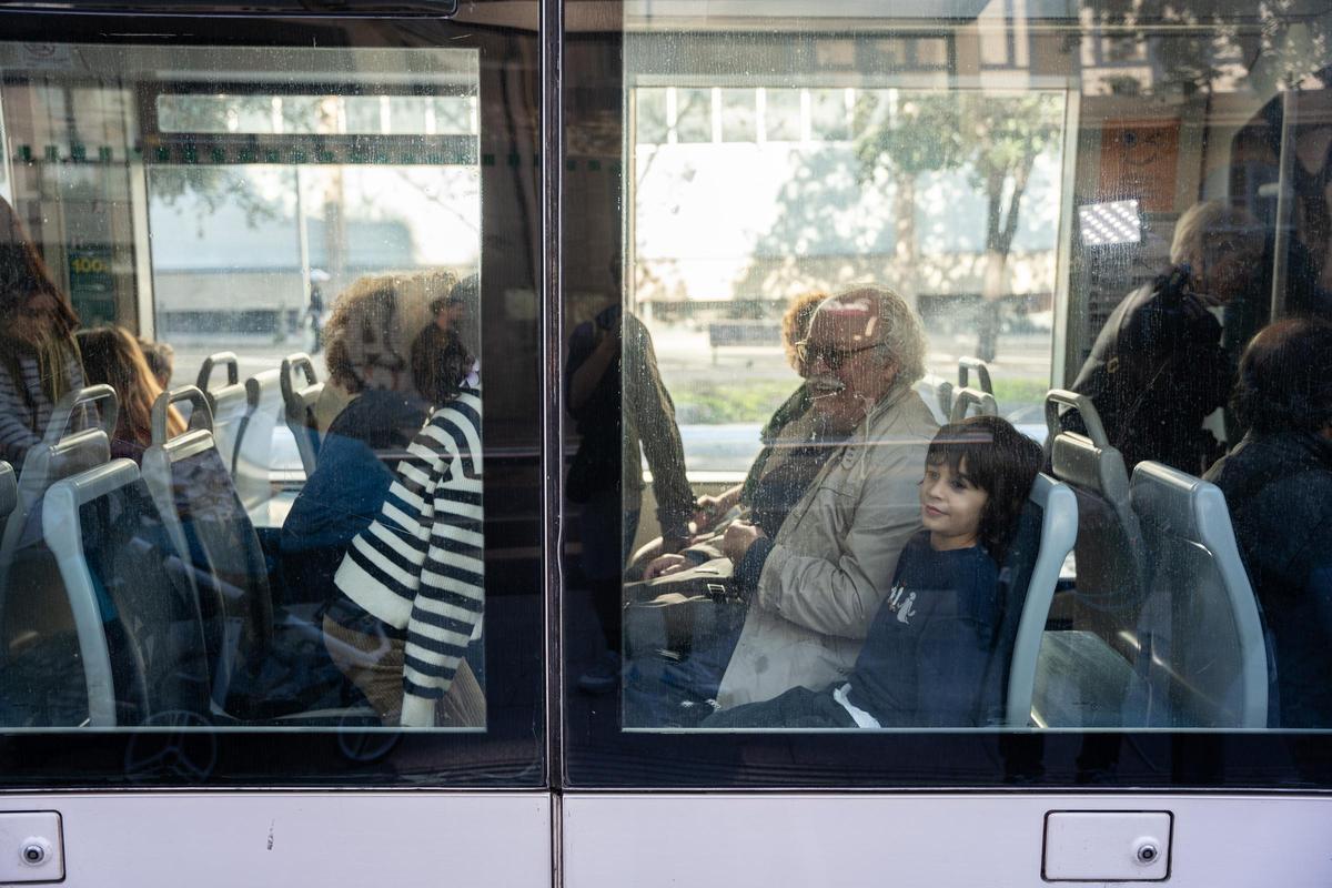 El tranvía se estrena entre Glòries y Verdaguer entre expectación vecinal y sin acto político