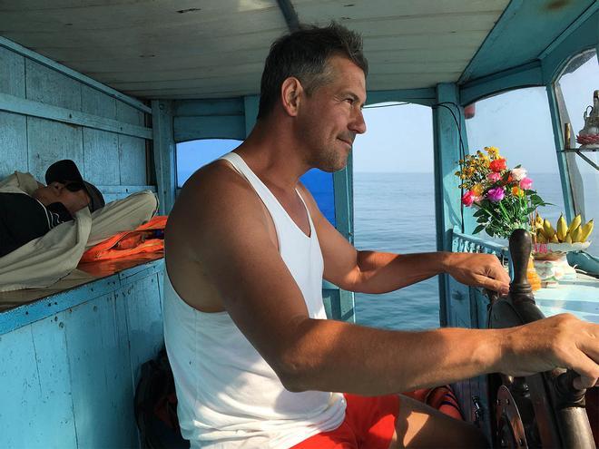 Baltasar Montaño Elías, periodista y viajero, en una embarcación