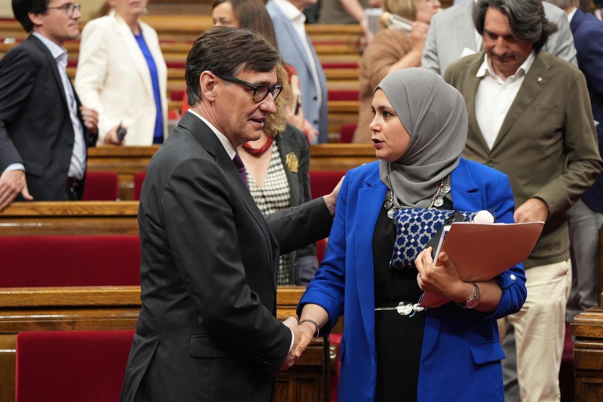 Salvador Illa, president de la Generalitat, da la mano a Najat Driouech, diputada de ERC.