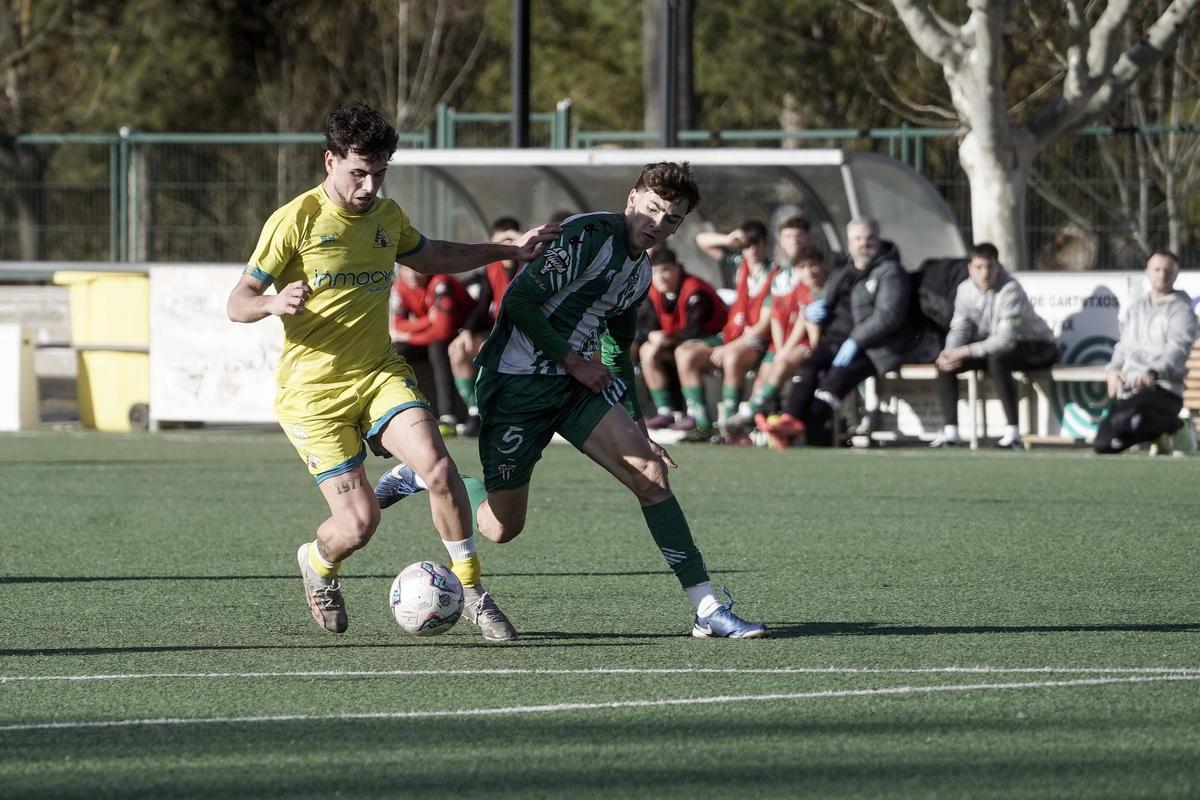 Dani Cayuela condueix davant la pressió d'Alejandro Llorens