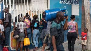 Ciudadanos transitan por las calles de Puerto Príncipe, Haití