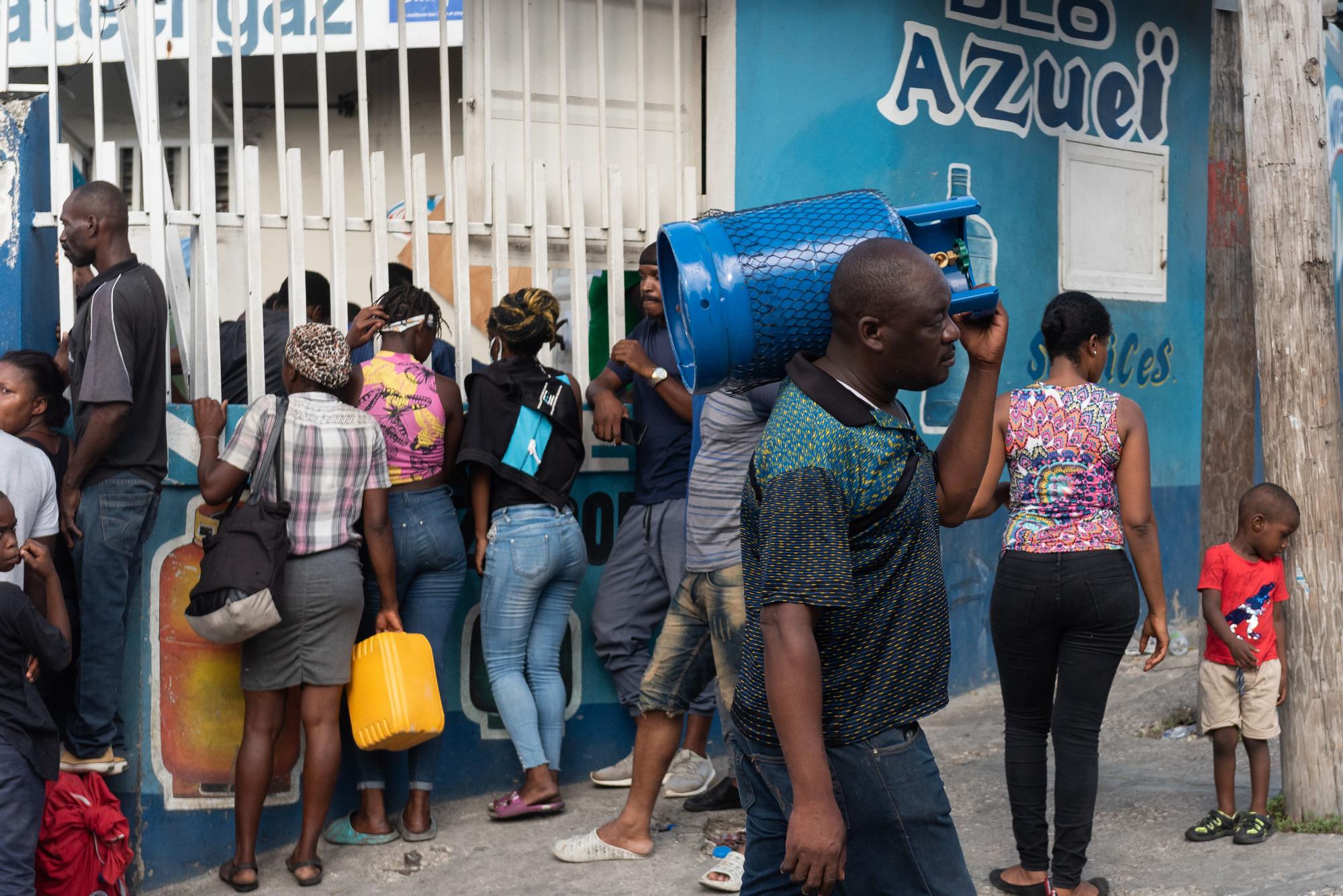 Ciudadanos transitan por las calles de Puerto Príncipe, Haití