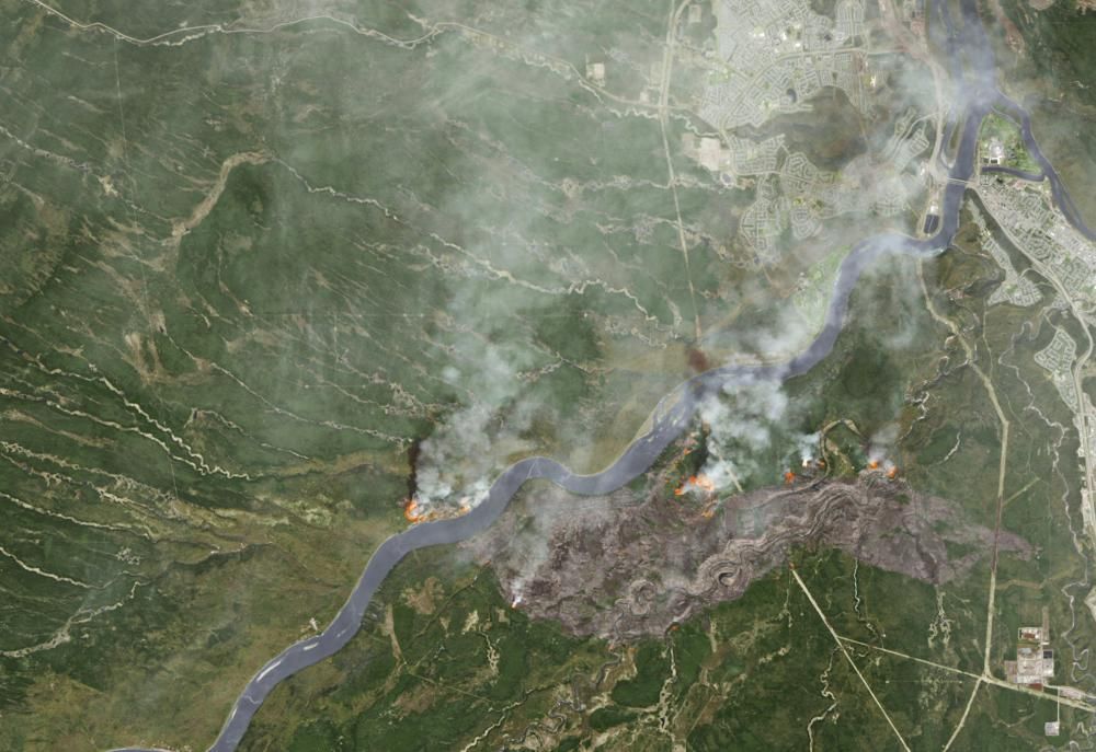 El incendio registrado en la localidad canadiense de Fort McMurray, en el estado de Alberta, ha destruido miles de hectáreas y de viviendas.