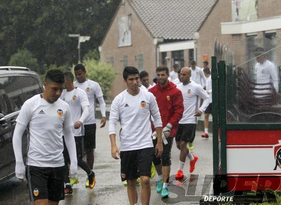 La plantilla entrena bajo la lluvia con el 'shock'