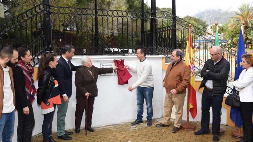 La viuda y el nieto de El Nejo descubren la placa conmemorativa.