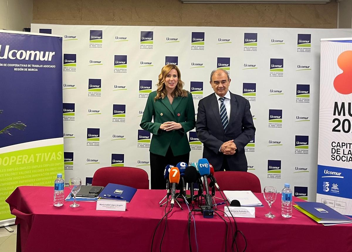 La consejera Marisa López Aragón, junto al presidente de Ucomur, Juan Antonio Pedreño, este viernes en la sede de la organización.