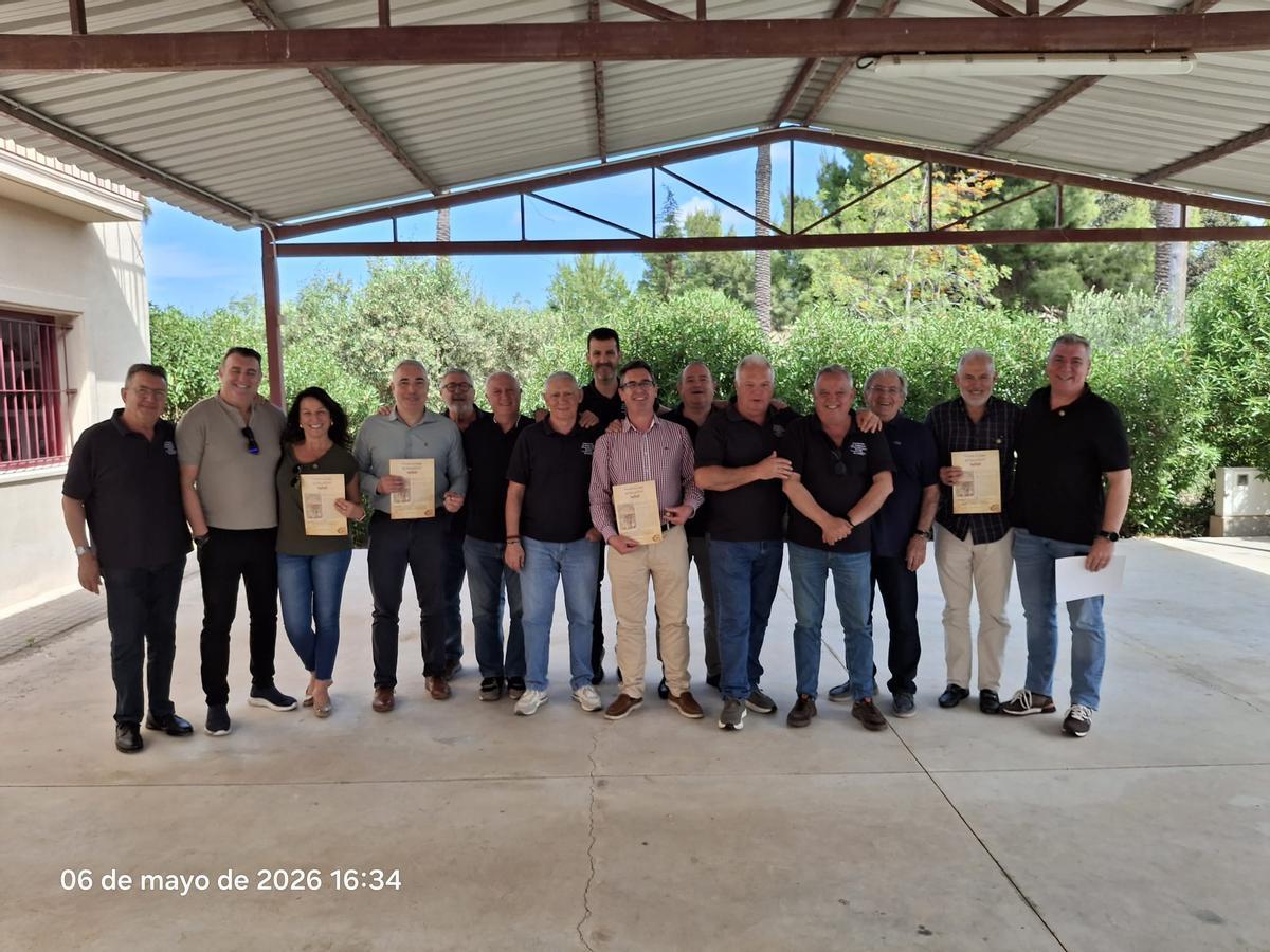 Foto de familia de los participantes en la última comida de la Asociación Amigos del Arroz con Costra de Elche