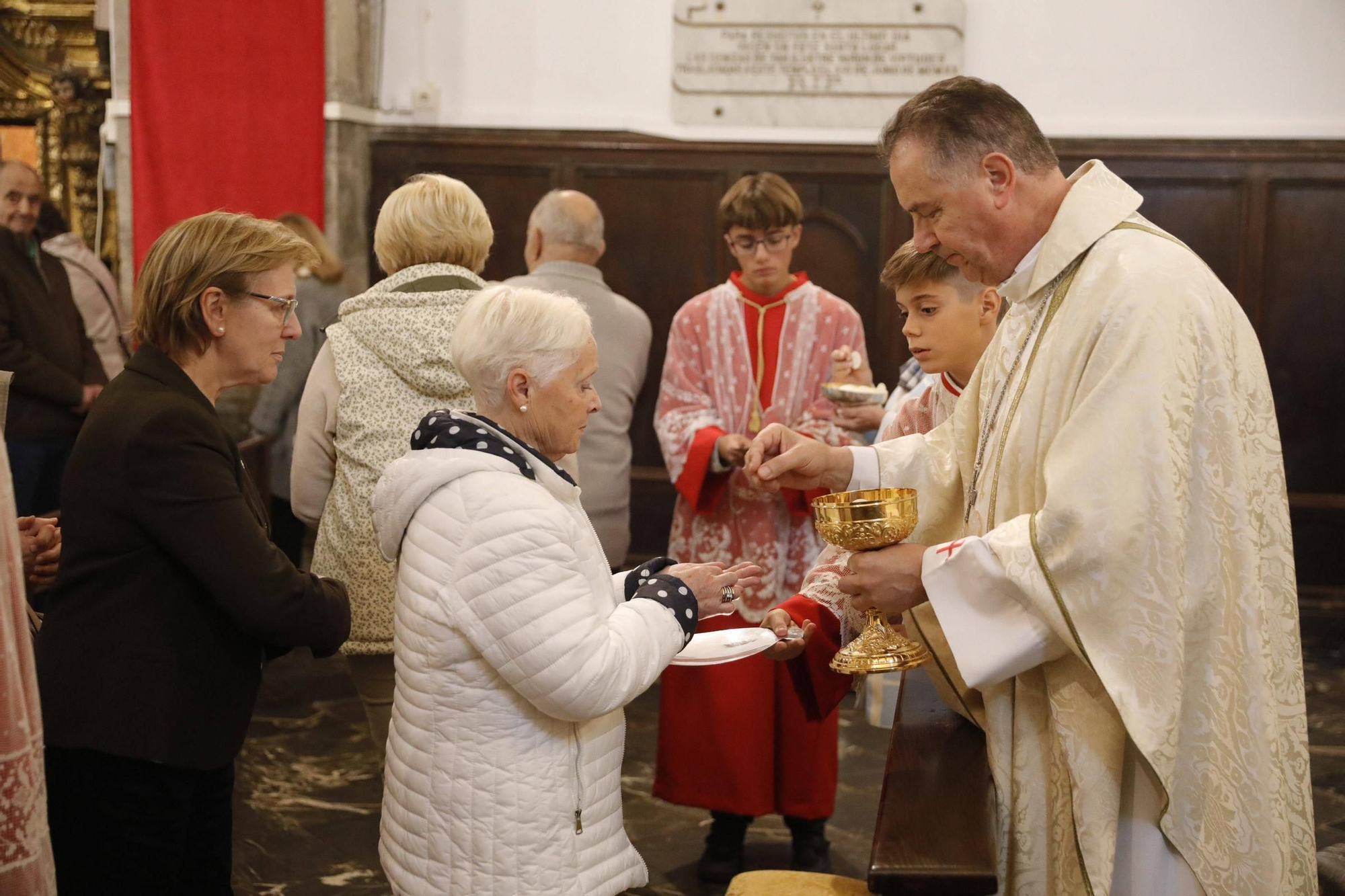 El cardenal Ángel Fernández Artime oficia la primera misa cardenalicia de Gozón en el día de Todos los Santos en la parroquia de Santa María de Luanco