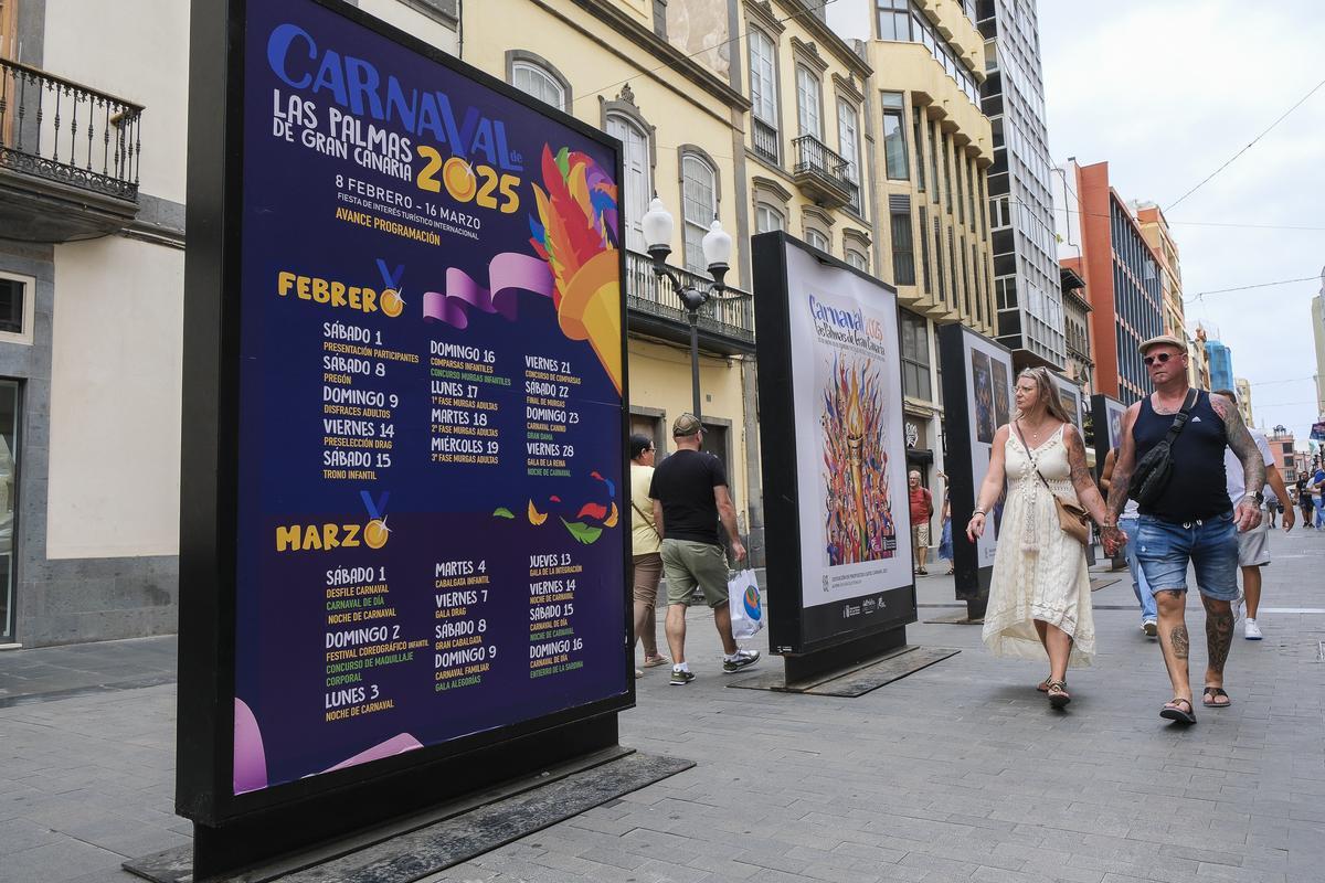 Peatones observan la exposición en la calle Mayor de Triana