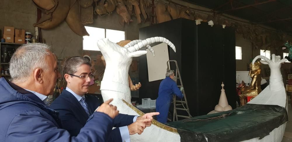 Preparan las carrozas de la Cabalgata de Murcia