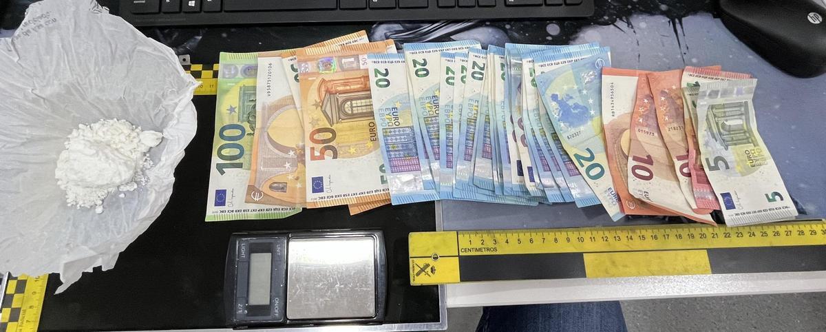 Dinero, droga, báscula y otros efectos intervenidos.