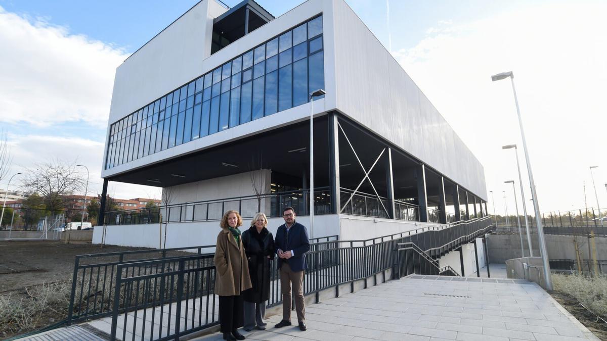 Concejales del Ayuntamiento visitan el nuevo centro cultural con biblioteca del Ensanche de Vallecas.